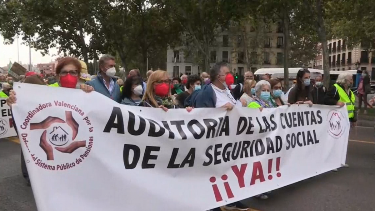 unos-15.000-manifestantes-piden-la-dimision-de-escriva-por-privatizar-las-pensiones